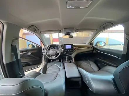 Toyota Camry 2021 года за 10 100 000 тг. в Атырау – фото 11