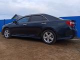 Toyota Camry 2014 года за 4 995 000 тг. в Уральск – фото 2