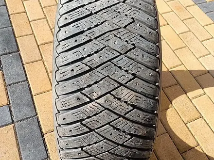 ОДНА шина 225/45 R17 — "GoodYear UltraGrip" (Германия), зимняя. В за 15 000 тг. в Астана