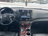 Toyota Highlander 2013 года за 10 300 000 тг. в Актобе – фото 3