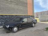 Mercedes-Benz E 230 1998 года за 550 000 тг. в Актобе