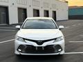 Toyota Camry 2019 года за 13 800 000 тг. в Атырау – фото 2