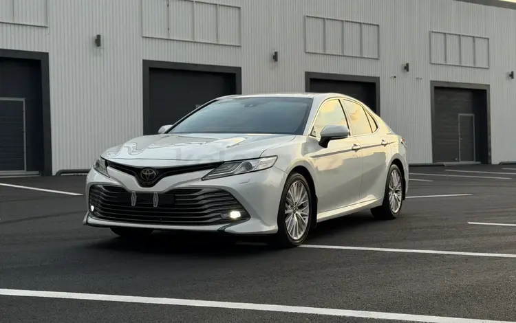 Toyota Camry 2019 года за 13 800 000 тг. в Атырау