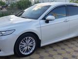 Toyota Camry 2019 года за 14 300 000 тг. в Атырау – фото 3