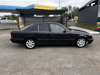 Mercedes-Benz E 230