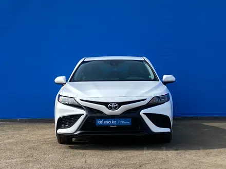 Toyota Camry 2021 года за 13 010 000 тг. в Алматы – фото 2