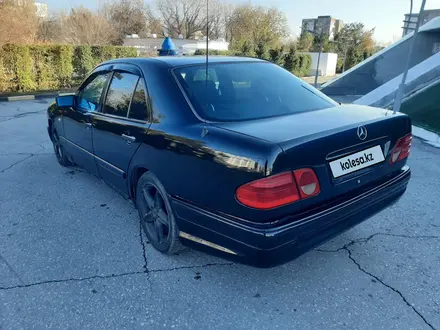 Mercedes-Benz E 280 1998 года за 2 800 000 тг. в Караганда – фото 2