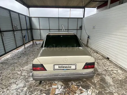 Mercedes-Benz E 300 1993 года за 1 350 000 тг. в Караганда – фото 3