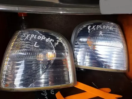 Фары на Explorer 2 3 95-05 с ксеноном и без есть с чёрной маской USA за 30 000 тг. в Алматы – фото 9