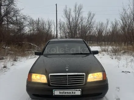 Mercedes-Benz C 180 1995 года за 1 950 000 тг. в Караганда