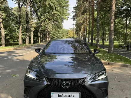 Lexus ES 250 2022 года за 20 000 000 тг. в Алматы