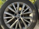 Диск с шинами YOKOHAMA R17 TOYOTA CAMRY 55 оригинал за 400 000 тг. в Алматы – фото 2