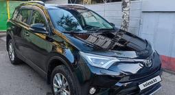 Toyota RAV4 2017 годаfor11 300 000 тг. в Алматы