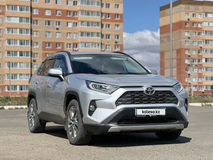 Toyota RAV4 2021 года за 15 950 000 тг. в Актобе – фото 3