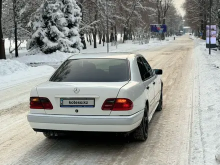 Mercedes-Benz E 200 1996 года за 2 800 000 тг. в Алматы – фото 3