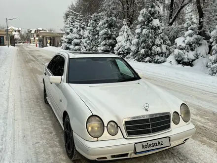 Mercedes-Benz E 200 1996 года за 2 800 000 тг. в Алматы