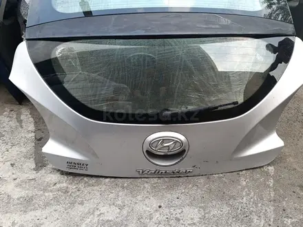 Крышка багажника Hyundai Veloster за 250 000 тг. в Алматы – фото 3