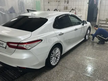 Toyota Camry 2018 года за 13 800 000 тг. в Костанай – фото 4