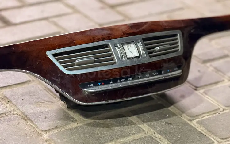 Mercedes w221 накладка центральной консоли дефлектор за 50 000 тг. в Алматы