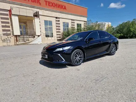 Toyota Camry 2021 года за 16 600 000 тг. в Актобе – фото 2