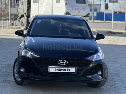 Hyundai Accent 2021 года за 6 800 000 тг. в Уральск – фото 2