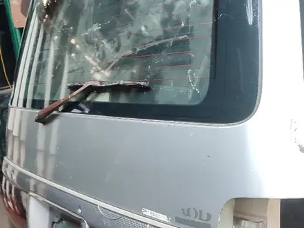 Крышка багажника Toyota Hiace рестайлинг за 140 000 тг. в Алматы – фото 2