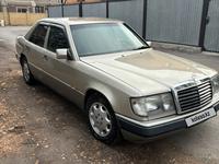 Mercedes-Benz E 220 1993 года за 1 800 000 тг. в Караганда