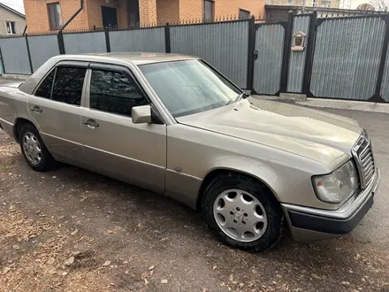 Mercedes-Benz E 220 1993 года за 2 100 000 тг. в Караганда – фото 4