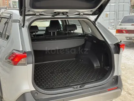 Toyota RAV4 2019 года за 15 900 000 тг. в Актобе – фото 28