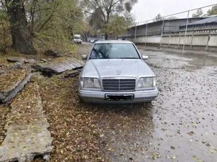 Mercedes-Benz E 220 1995 года за 3 500 000 тг. в Алматы