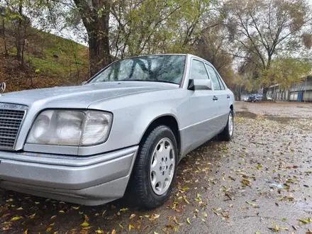 Mercedes-Benz E 220 1995 года за 3 500 000 тг. в Алматы – фото 2