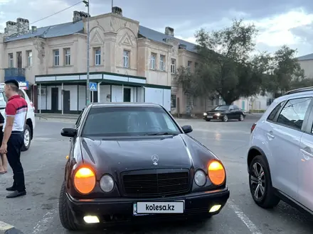 Mercedes-Benz E 320 1998 года за 2 000 000 тг. в Аральск – фото 3