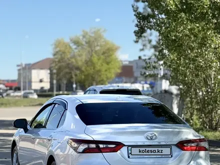 Toyota Camry 2023 года за 14 500 000 тг. в Актобе – фото 4