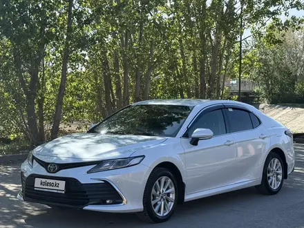 Toyota Camry 2023 года за 14 500 000 тг. в Актобе – фото 2