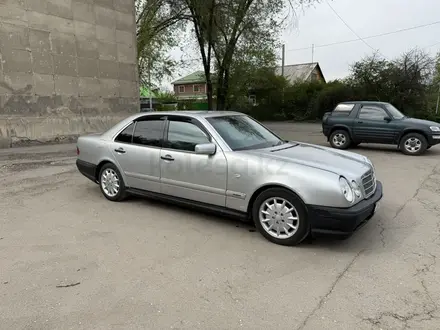 Mercedes-Benz E 55 AMG 1996 года за 3 850 000 тг. в Алматы – фото 4