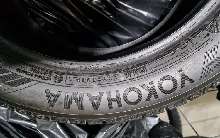 Зимнюю резину Yokohama ice guard 215/55 R17, почти новая стояла на Кfor155 000 тг. в Алматы