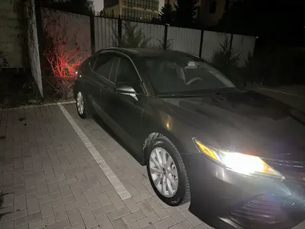 Toyota Camry 2018 года за 11 800 000 тг. в Алматы – фото 4