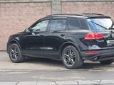 Volkswagen Touareg 2010 года за 7 400 000 тг. в Алматы – фото 2