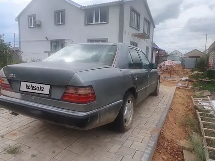 Mercedes-Benz E 200 1992 года за 650 000 тг. в Актобе – фото 4