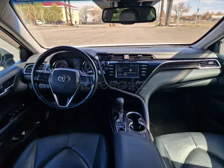 Toyota Camry 2018 года за 11 900 000 тг. в Караганда – фото 6