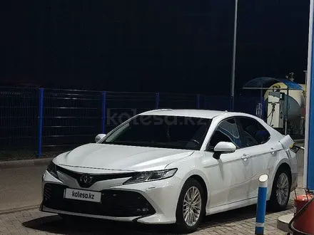Toyota Camry 2019 года за 11 600 000 тг. в Уральск – фото 2