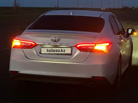 Toyota Camry 2019 года за 11 600 000 тг. в Уральск – фото 3