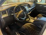 Toyota Highlander 2019 года за 13 000 000 тг. в Актобе – фото 4