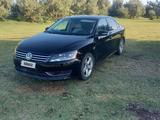 Volkswagen Passat 2013 года за 5 200 000 тг. в Атырау – фото 2