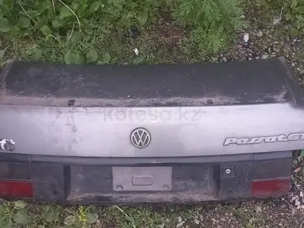 Крышка багажника задняя на Volkswagen Passat за 7 000 тг. в Усть-Каменогорск