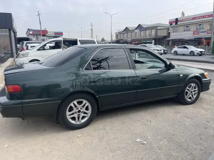 Toyota Camry 2000 года за 3 200 000 тг. в Шымкент – фото 2