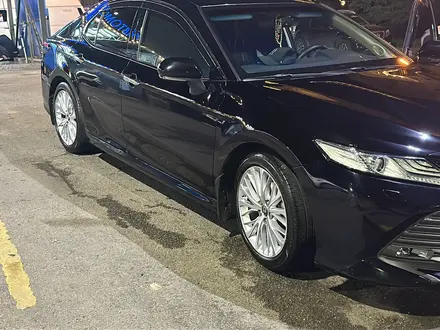 Toyota Camry 2018 года за 13 700 000 тг. в Алматы