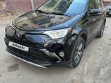 Toyota RAV4 2018 года за 12 800 000 тг. в Караганда
