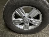 Диски оригинал R18 с летними и зимними шинами за 400 000 тг. в Астана – фото 4