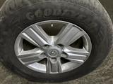 Диски оригинал R18 с летними шинами, есть зимние за 400 000 тг. в Астана